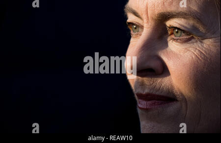 Hannover, Germany. 21st Jan, 2019. Ursula von der Leyen (CDU), Minister of Defence, comes to the handover of new night vision goggles XACT nv33 in the Bundeswehr Kaserne Wilhelmstein. More than 100 new night vision goggles were handed over to soldiers of the Very High Readiness Joint Task Force Land VJTF(L) 2019. Credit: Julian Stratenschulte/dpa/Alamy Live News Stock Photo