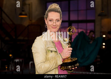 Cologne, Deutschland. 18th Jan, 2019. Anna SCHUDT, actress. with the EMMY, portrait, portrait, portrait, cut single picture, single motive, guest in the program 'Koelner Treff' on WDR television, 18.01.2019. | Usage worldwide Credit: dpa/Alamy Live News Stock Photo