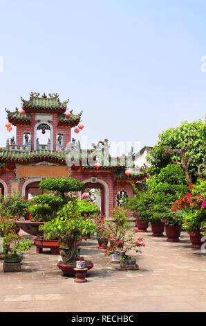 Entrance to Chinese temple Quan Cong in Hoi An, Vietnam Stock Photo