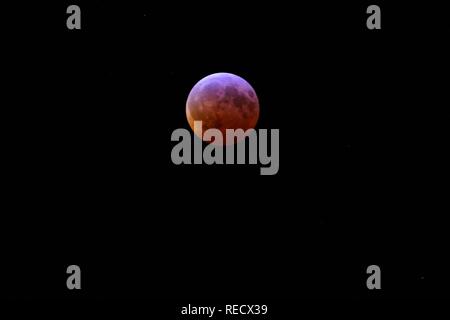 View of the Super Blood Wolf Moon lunar eclipse of 20 January 2019 seen from New Jersey, USA Stock Photo