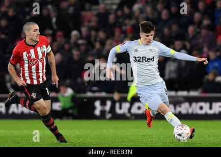 Mason Mount of Derby County breaks past Oriol Romeu of Southampton - Southampton v Derby County, The Emirates FA Cup Third Round Replay, St Mary's Sta Stock Photo