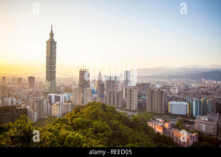 TAIPEI , TAIWAN - DEC 24, 2017 : The scene of Taipei 101 building and Taipei city Taiwan on December 14 2017. The photo has been taken from the top of Stock Photo