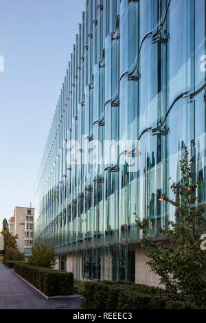 Perspective of undulating glass facade. Swiss Re Office headquarters, Zurich, Switzerland. Architect: Diener & Diener, 2017. Stock Photo