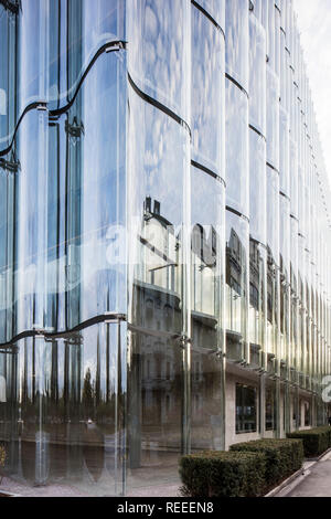 Detail of undulating glass facade. Swiss Re Office headquarters, Zurich, Switzerland. Architect: Diener & Diener, 2017. Stock Photo