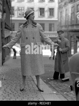 Fashionable in the 1950s. A young woman wears a typical 1950s coat. She poses in the outfit in a street. Sweden 1950s. Photo Kristoffersson Ref 314A-1 Stock Photo