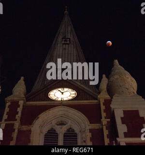 New York, USA. 20th Jan 2019. A Super Blood Wolf Moon seen from New York during a total lunar eclipse on January 21, 2019. Credit: Erik Pendzich/Alamy Live News Stock Photo