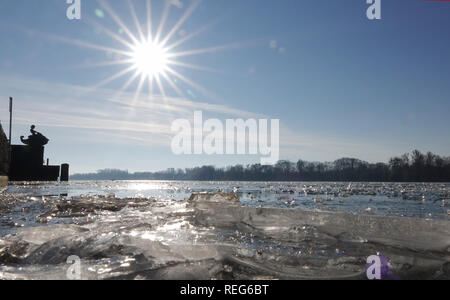 Hannover, Germany. 21st Jan, 2019. Pieces of ice can be seen on the Maschsee. The authorities and the DLRG in Lower Saxony warn against entering the lakes in the state. An ice layer has formed in many places, but it does not yet carry humans. Credit: Sonja Wurtscheid/dpa/Alamy Live News Stock Photo