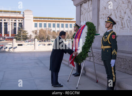 (190122) -- BEIJING, Jan. 22, 2019 (Xinhua) -- Cambodian Prime Minister Samdech Techo Hun Sen lays a wreath at the Monument to the People's Heroes at the Tian'anmen Square in Beijing, capital of China, Jan. 22, 2019.  (Xinhua/Zhai Jianlan) Stock Photo