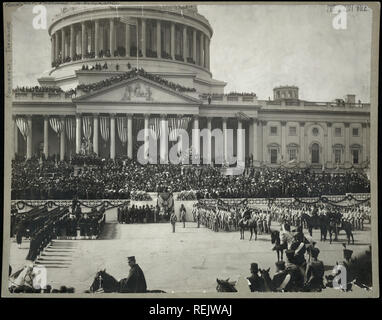 Chief Justice Melville W. Fuller Administering the oath of office to U.S. President Theodore Roosevelt, East Portico of U.S. Capitol Building, Washington DC, USA, March 4, 1905 Stock Photo