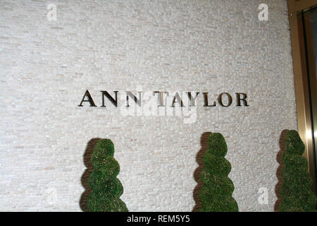 New York, NY - December 01: (Exterior) at the Launch Ann Taylor's First Fragrance at Ann Taylor, Rockefeller Plaza on Saturday, December 1, 2007 in Ne Stock Photo