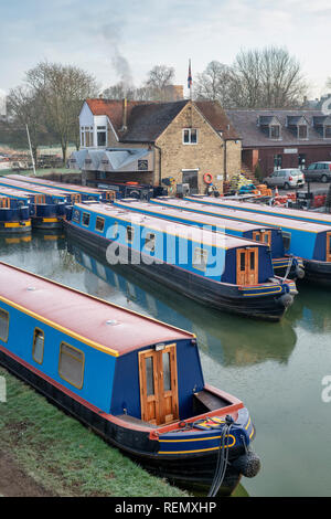 Narrowboats on the oxford canal on a frosty January morning. Heyford Wharf, Lower Heyford, Bicester, Oxfordshire, England Stock Photo