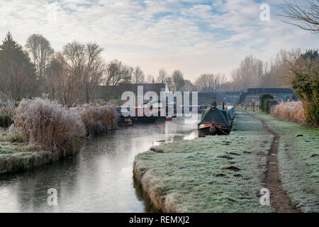 Narrowboats on the oxford canal on a frosty January morning. Heyford Wharf, Lower Heyford, Bicester, Oxfordshire, England Stock Photo