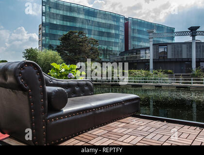 chaise lounge in leather on house boat with the steel and glass kings cross development behind Stock Photo