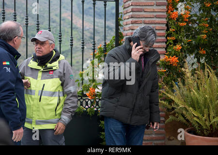 Totalan, Spain. 22nd Jan, 2019. Members of the civil defence and rescue personnel discuss the situation in the context of the search for the two-year-old Julen. On 14.01.2019, the little one is said to have fallen into the hole with a diameter of only 25 to 30 centimetres on a trip to the countryside with his family. Credit: Daniel Pérez/dpa/Alamy Live News Stock Photo