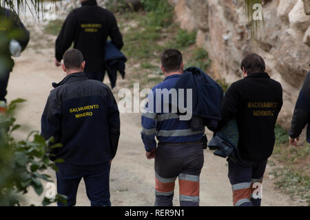 Totalan, Spain. 22nd Jan, 2019. Mine workers and rescue workers are on duty in the search for the two-year-old Julen. On 14.01.2019, the little one is said to have fallen into the hole with a diameter of only 25 to 30 centimetres on a trip to the countryside with his family. Regardless of the dwindling chances of survival, emergency forces have desperately made their way towards the trapped toddler Julen. Credit: Daniel Pérez/dpa/Alamy Live News Stock Photo