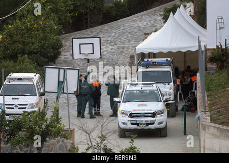 Totalan, Spain. 22nd Jan, 2019. Members of the Civil Defence are on duty during the rescue work in the case of the two-year Julen. On 14.01.2019, the little one is said to have fallen into the hole with a diameter of only 25 to 30 centimetres on a trip to the countryside with his family. Regardless of the dwindling chances of survival, emergency forces have desperately made their way towards the trapped toddler Julen. Credit: Daniel Pérez/dpa/Alamy Live News Stock Photo