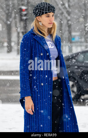 Paris, France. 22nd Jan, 2019. Street Style from Paris Fashion Week during the Chanel Haute Couture Show Credit: Christopher Neve/Alamy Live News Stock Photo