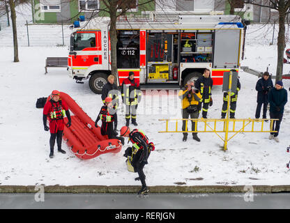 23 January 2019, North Rhine-Westphalia, Düsseldorf: Firefighters prepare for an ice rescue exercise with a special ice rescue lifeboat. Photo: Christophe Gateau/dpa Stock Photo