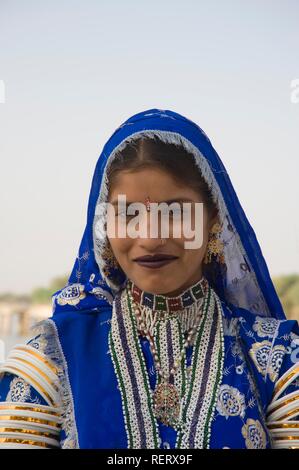 Rajput woman in front of the Gadisagar lake, Jaisalmer, Thar Desert, Rajasthan, India, South Asia Stock Photo