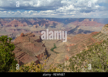 View of the Bright Angel Trail leading into the Grand Canyon from the Rim Trail close to Bright Angel Lodge, Grand Canyon National Park, Arizona, USA. Stock Photo