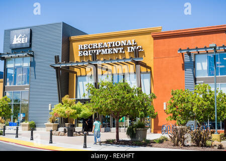 August 6, 2017 Mountain View/CA/USA - Recreational Equipment, Inc. (or REI as commonly referred to) storefront Stock Photo