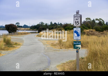 August 29,2017 Mountain View/CA/USA - Speed limit sign dedicated mainly to bicycles on a paved segment of the San Francisco bay trail located in Shore Stock Photo