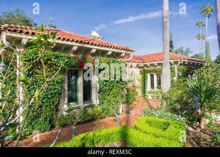 December 23, 2017 San Simeon / CA / USA - Casa del Sol cottage covered in bougainvillea, Hearst Castle Stock Photo