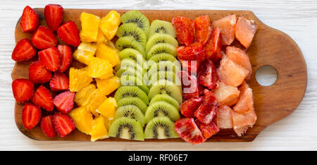 https://l450v.alamy.com/450v/rf06e7/chopped-fruits-arranged-on-cutting-board-on-white-wooden-surface-overhead-view-ingredients-for-fruit-salad-from-above-flatlay-rf06e7.jpg