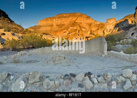 Ruins of adobe houses near abandoned mines in Three Dike Hill area in Bofecillos Mountains, Chihuahuan Desert, Big Bend Ranch State Park, Texas, USA Stock Photo