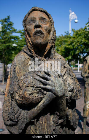 Famine Monument (von  Rowan Gillespie), das an die grosse Hungersnot in Irland im 19. Jahrhundert erinnert, bei dem ueber eine Millionen Menschen den  Stock Photo
