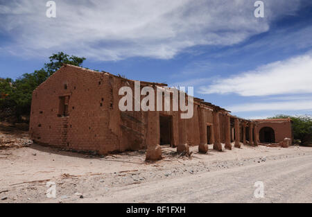 Abandoned adobe house on the RN40 road between Cachi and Cafayate made famous in Che Guevara in his Motorcycle Diaries. Stock Photo