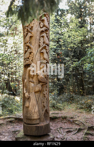 JUODKRANTE, LITHUANIA - AUGUST, 2018: Traditional Lithuanian Raganu kalnas wood carving art sculptures of folk musicians in public nature park in Juod Stock Photo