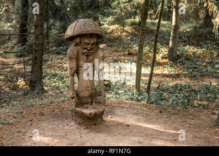 JUODKRANTE, LITHUANIA - AUGUST, 2018: Traditional Lithuanian Raganu kalnas wood carving art sculptures of folk musicians in public nature park in Juod Stock Photo