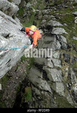England, Langdale Valley, Gimmer Crag, female climber on rock Stock Photo