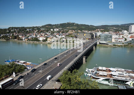 Linz, Donau, Nibelungenbrücke, Neues Rathaus, Pöstlingberg Stock Photo