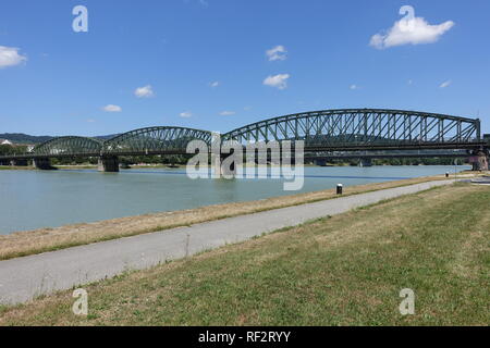 Linz, historische Eisenbahnbrücke Stock Photo