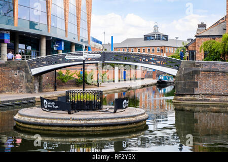 Birmingham canals. Old Turn Junction where Birmingham New Main Line Canal and the Birmingham Fazeley Canal meet, Birmingham, England, UK Stock Photo