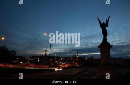 Kidderminster, UK. 23rd January, 2019. UK weather: as commuters travel home after the work day has ended, they are faced with temperatures at freezing point as only light cloud is evident. The Angel of Peace, a war memorial outside St Mary's Church in Kidderminster, watches over travellers as they return home safely to their families. Credit: Lee Hudson/Alamy Live News Stock Photo