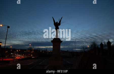 Kidderminster, UK. 23rd January, 2019. UK weather: as commuters travel home after the work day has ended, they are faced with temperatures at freezing point as only light cloud is evident. The Angel of Peace, a war memorial outside St Mary's Church in Kidderminster, watches over travellers as they return home safely to their families. Credit: Lee Hudson/Alamy Live News Stock Photo