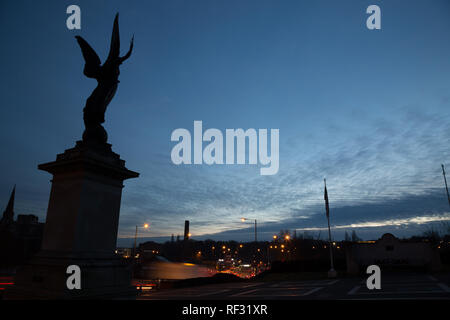 Kidderminster, UK. 23rd January, 2019. UK weather: as commuters travel home after the work day has ended, they are faced with temperatures at freezing point as only light cloud is evident. The Angel of Peace, a war memorial outside St Mary's Church in Kidderminster, watches over travellers as they return home safely to their families. Credit: Lee Hudson/Alamy Live News Stock Photo