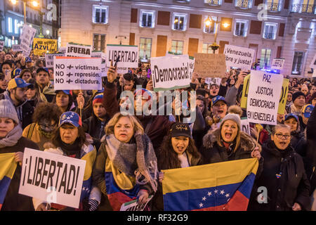 Madrid, Spain. 23rd January, 2019. Hundred of venezuelans in Madrid celebrate the intervention of the temporary president in Venezuela Juan Guaidó, in the picture a man hold a flag of Venezuela Credit: Alberto Sibaja Ramírez/Alamy Live News Stock Photo