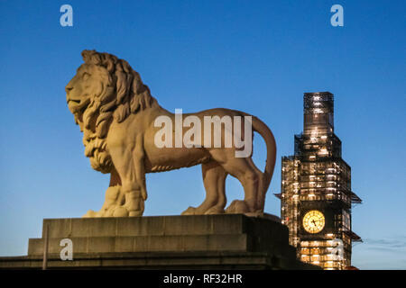 Westminster, London, 23rd Jan 2019.  The Elizabeth Tower's (Big Ben) clock and Westminster Bridge's ornamental lions. The sun sets and night falls over Big Ben, the Houses of Parliament, Westminster Bridge and the River Thames in Westminster, following a cold and relatively calm day in the capital. Credit: Imageplotter News and Sports/Alamy Live News Stock Photo