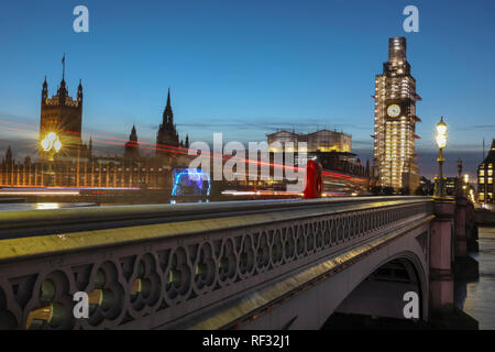 Westminster, London, 23rd Jan 2019. The sun sets and night falls over Big Ben, the Houses of Parliament, Westminster Bridge and the River Thames in Westminster, following a cold and relatively calm day in the capital. Credit: Imageplotter News and Sports/Alamy Live News Stock Photo