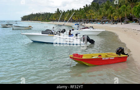 10 November 2017, Mauritius, Le Morne: Boats lie on the beach at the southwest coast on the island Mauritius in the Indian Ocean. Photo: Holger Hollemann/dpa Stock Photo