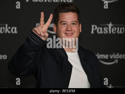 23 January 2019, North Rhine-Westphalia, Köln: The comedian Chris Tall comes to the premiere of the new season of the comedy series 'Pastewka'. Photo: Henning Kaiser/dpa Stock Photo