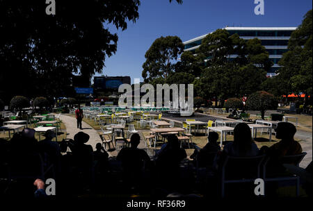 Melbourne, Australia. 24th Jan, 2019. Spectators sit in the shade of trees during the 2019 Australian Open in Melbourne, Australia, on Jan. 24, 2019. The Melbourne Park witnessed hot weather here on Thursday. Credit: Bai Xuefei/Xinhua/Alamy Live News Stock Photo