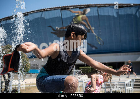 Melbourne, Australia. 24th Jan, 2019. Spectators play at a fountain during the 2019 Australian Open in Melbourne, Australia, on Jan. 24, 2019. The Melbourne Park witnessed hot weather here on Thursday. Credit: Lui Siu Wai/Xinhua/Alamy Live News Stock Photo