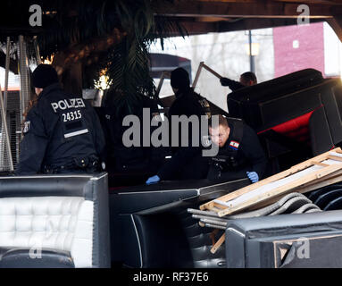 Berlin, Germany. 24th Jan, 2019. Police search bulky refuse during a raid in Berlin-Spandau. Police in Berlin and Brandenburg took action this morning against an international arms smuggling gang. (to 'Police take action against international arms smuggling gang' from 24.01.2019) Credit: ---/dpa/Alamy Live News Stock Photo