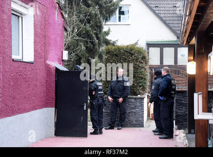 Berlin, Germany. 24th Jan, 2019. Police are searching an object during a major raid against arms smugglers in Berlin Spandau. Police in Berlin and Brandenburg took action against an international arms smuggling gang on Thursday morning. (to 'Police take action against international arms smuggling gang' from 24.01.2019) Credit: ---/dpa/Alamy Live News Stock Photo