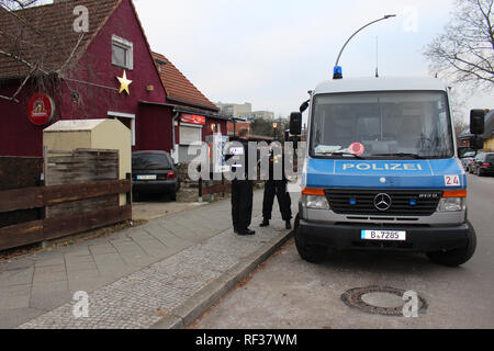 Berlin, Germany. 24th Jan, 2019. A police car is standing in front of a searched object in Berlin Spandau. Police in Berlin and Brandenburg took action this morning against an international arms smuggling gang. (to 'Police take action against international arms smuggling gang' from 24.01.2019) Credit: Christian Pörschmann/dpa-Zentralbild/dpa/Alamy Live News Stock Photo